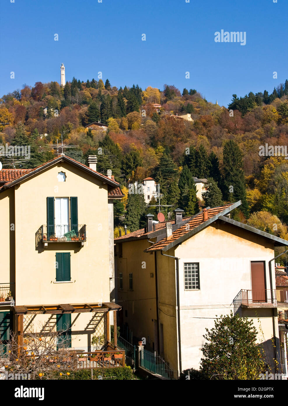 Herbstliche Aussicht auf Brunate Top Bergdorf oberhalb See Como Lombardei Italien Europa Stockfoto