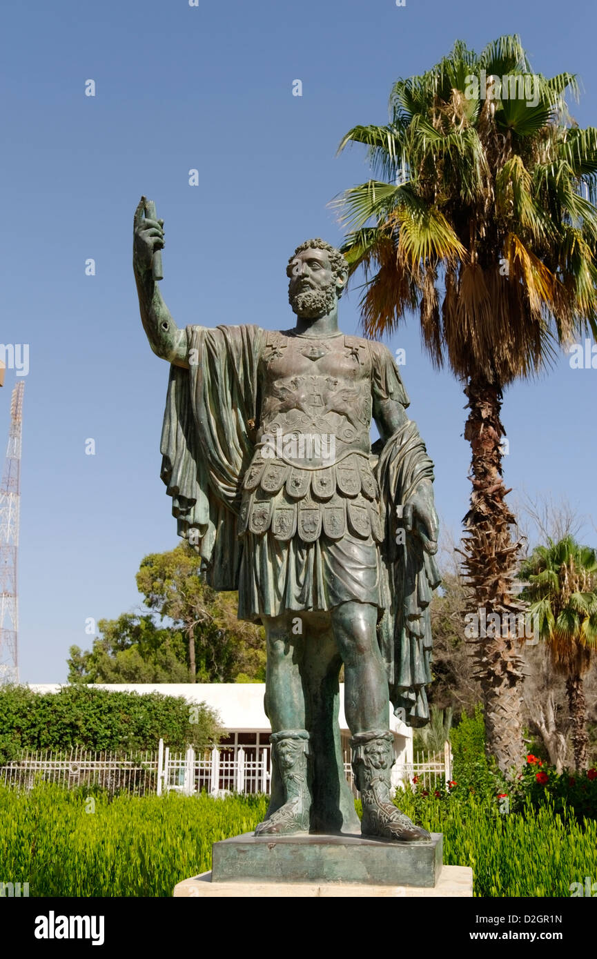 Leptis Magna. Libyen. Die moderne Bronzestatue von den afrikanischen Kaiser Lucius Septimius Severus in römischen Parade Rüstung Stockfoto