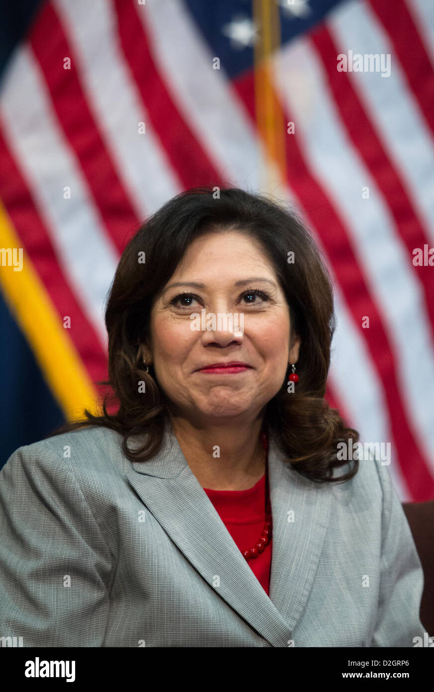 US-Arbeitsministerin Hilda Solis lächelt während einer Veranstaltung zum Abschied Mitarbeiter, als sie von ihrer Position Zivilleben 22. Januar 2013 in Washington, DC wieder zurücktritt. Stockfoto