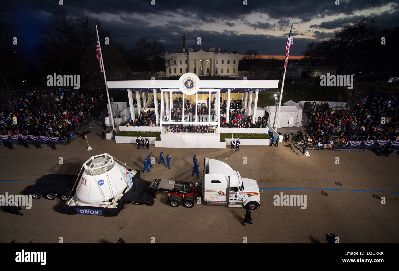 Die Raumkapsel Orion zusammen mit NASA-Astronauten übergeben die Presidential Betrachtung Stand während der konstituierenden Parade 21. Januar 2013 in Washington, DC. Obama wurde vereidigt als 44. Präsident der Nation früher in den Tag. Stockfoto