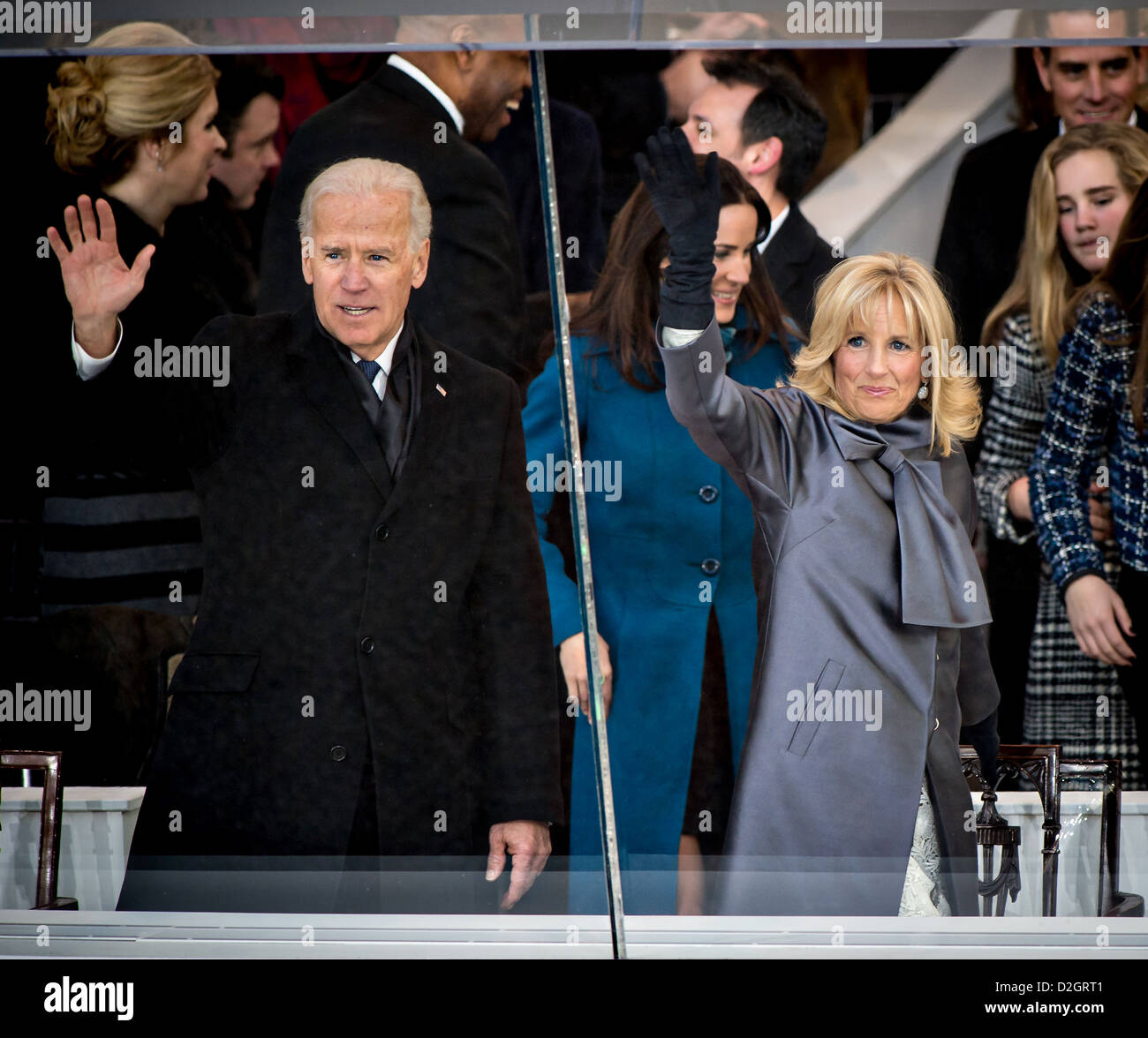 US Vize-Präsident Joe Biden und seine Frau Jill Welle, wie sie in der Tribüne für die erste Parade 21. Januar 2013 in Washington, D.C. ankommen. Obama wurde vereidigt als 44. Präsident der Nation früher in den Tag. Stockfoto