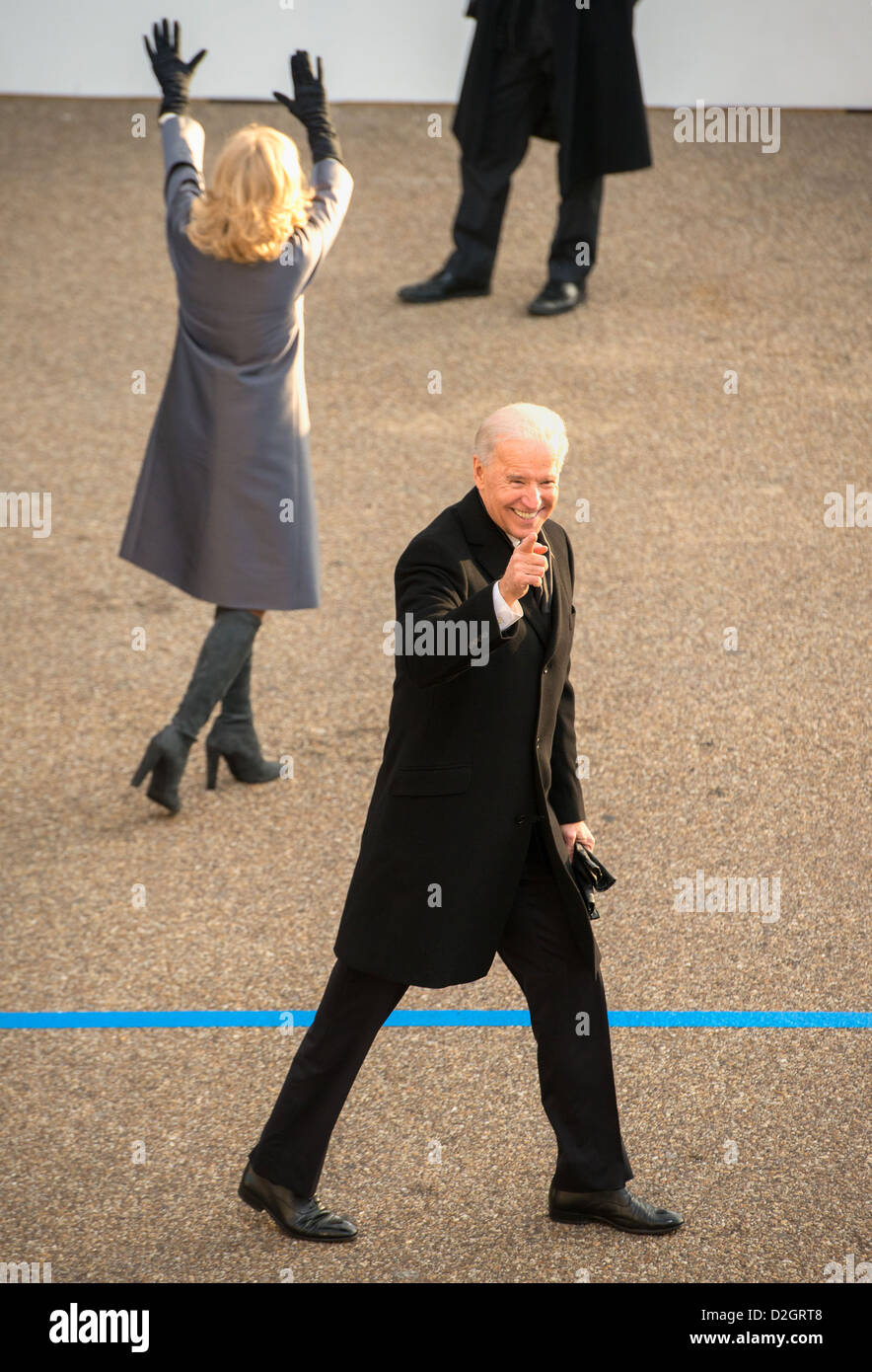 US Vize-Präsident Joe Biden und seine Frau Jill Welle, wie sie zu Fuß entlang der Pennsylvania Avenue während der konstituierenden Parade 21. Januar 2013 in Washington, DC. Obama wurde vereidigt als 44. Präsident der Nation früher in den Tag. Stockfoto