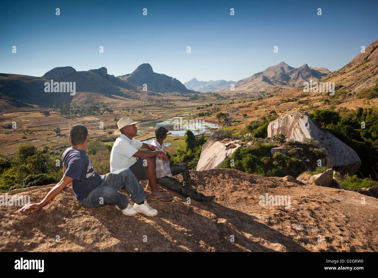 Madagaskar, Ambalavao, Reserve d'Anja, Führer saß auf Felsen über Panorama-Landschaft Stockfoto
