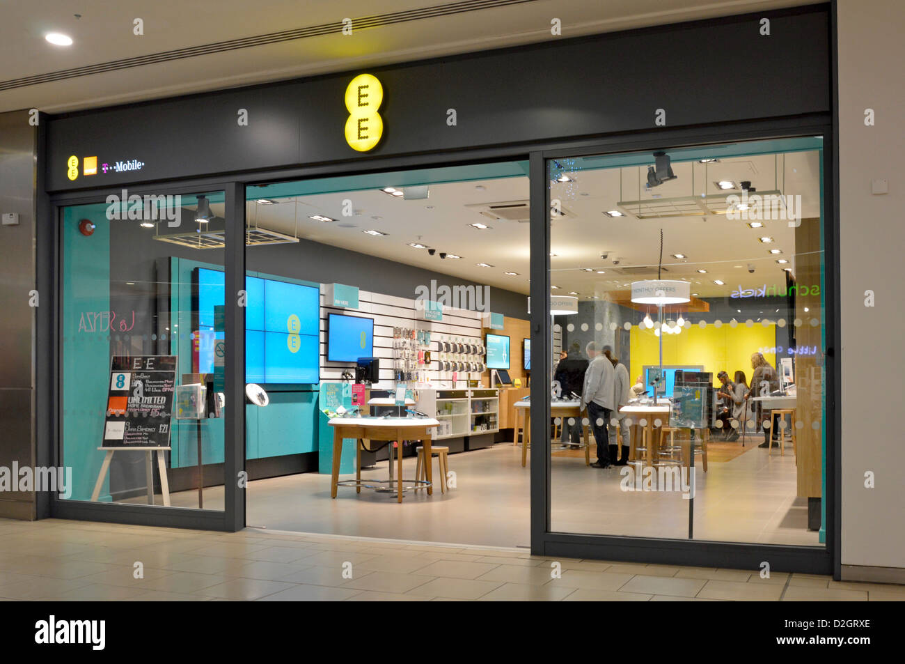 EE Joint Venture Orange & T Mobiltelefongesellschaften mit offenem Zugang von Ladenkunden im Einkaufszentrum Essex UK Stockfoto