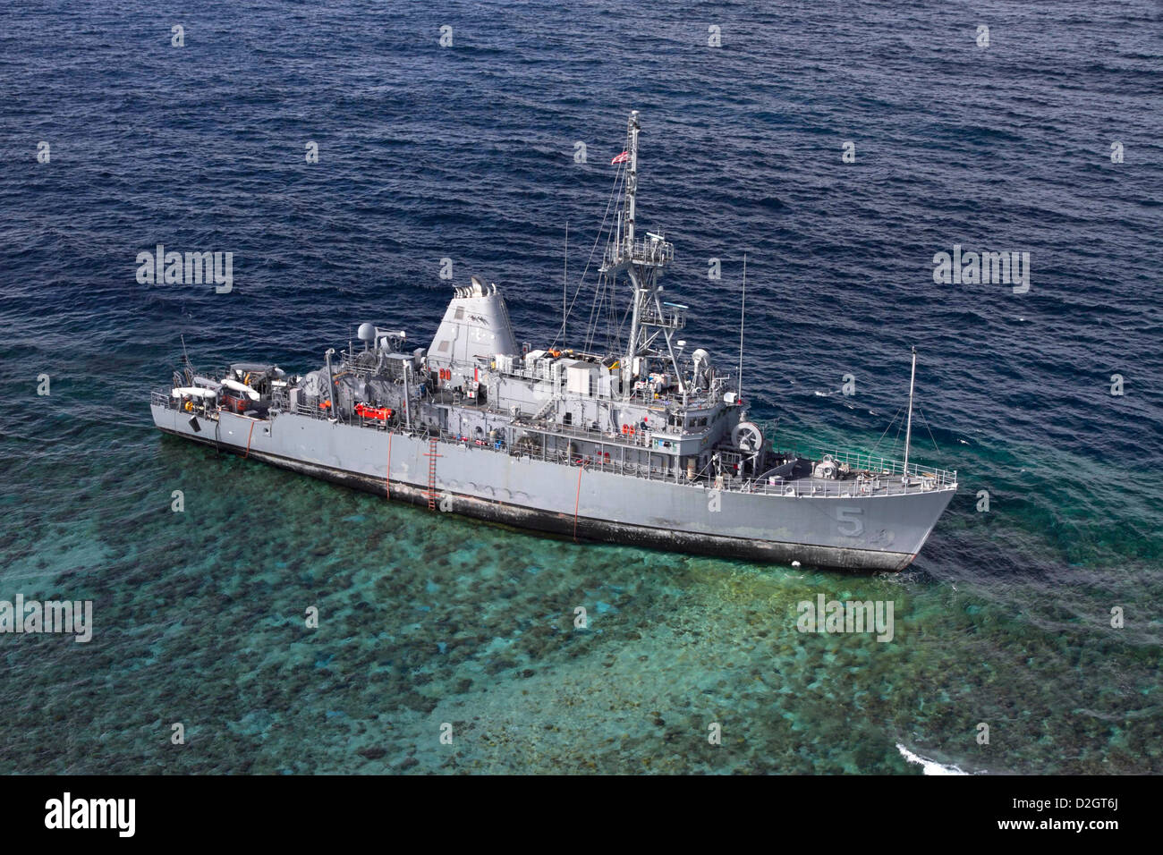 U.S. Navy Minensucher USS Guardian sitzt auf Grund am Tubbataha Reef 22. Januar 2013 in der Sulu-See, den Philippinen. Das Schiff strandete versehentlich auf die empfindlichen Riff und Operationen, das Schiff zu erholen werden von der US Navy und die philippinische Küstenwache durchgeführt. Stockfoto