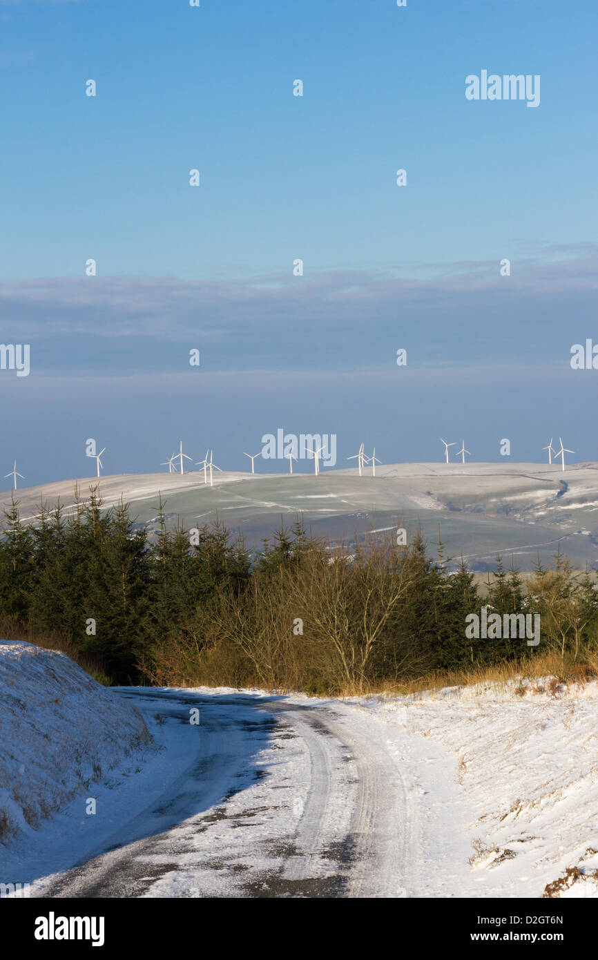 24. Januar 2013, mid Wales, UK. Windkraftanlagen drehen wieder einmal auf einer Anhöhe, trotz der eisigen Temperaturen, wenn das Leben wieder wird normal in Ceredigion nach vielen Tagen des schlechten Wetters, die weit verbreitete Probleme verursacht. Stockfoto