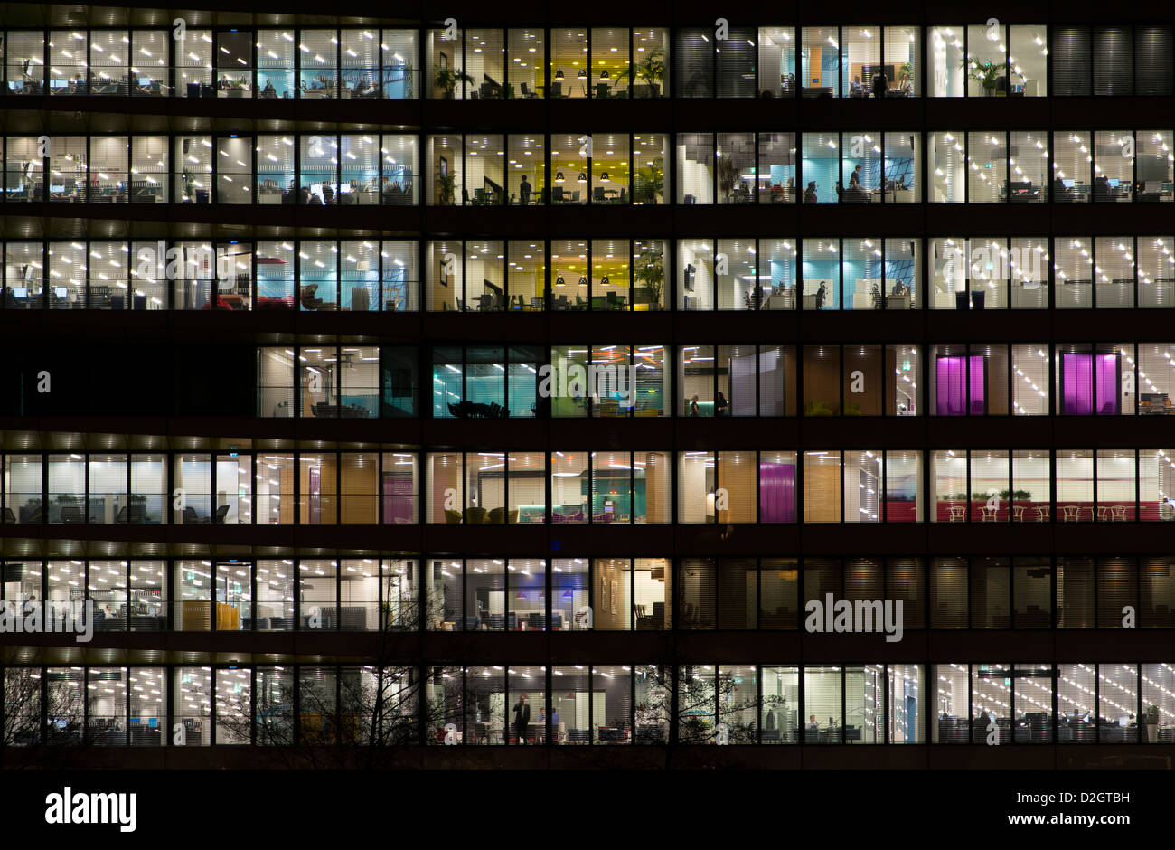 Büros in der Nacht in London Stockfoto