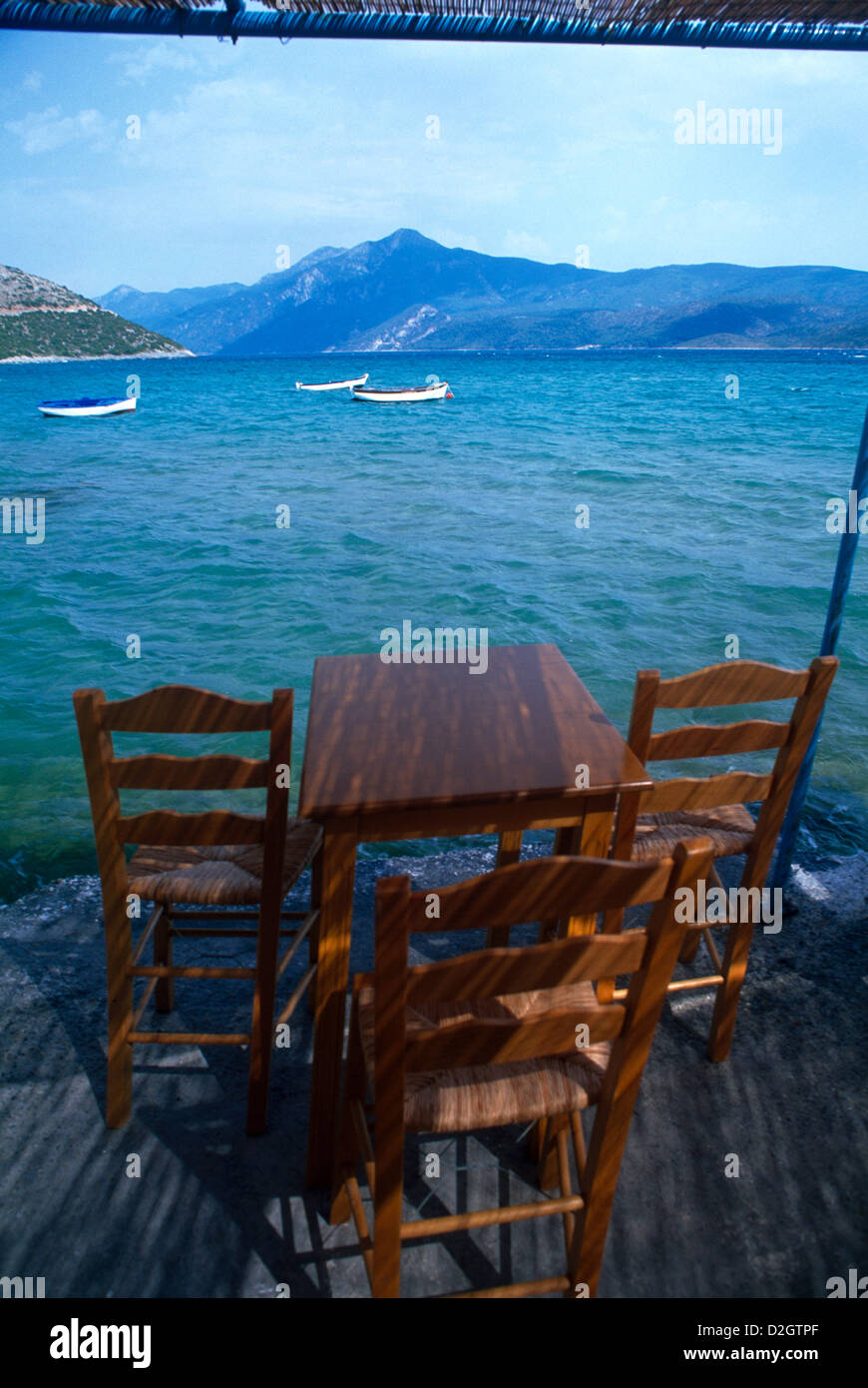 Samos Griechenland Psili Ammos leeren Tisch und Stühlen im Cafe am Meer Stockfoto