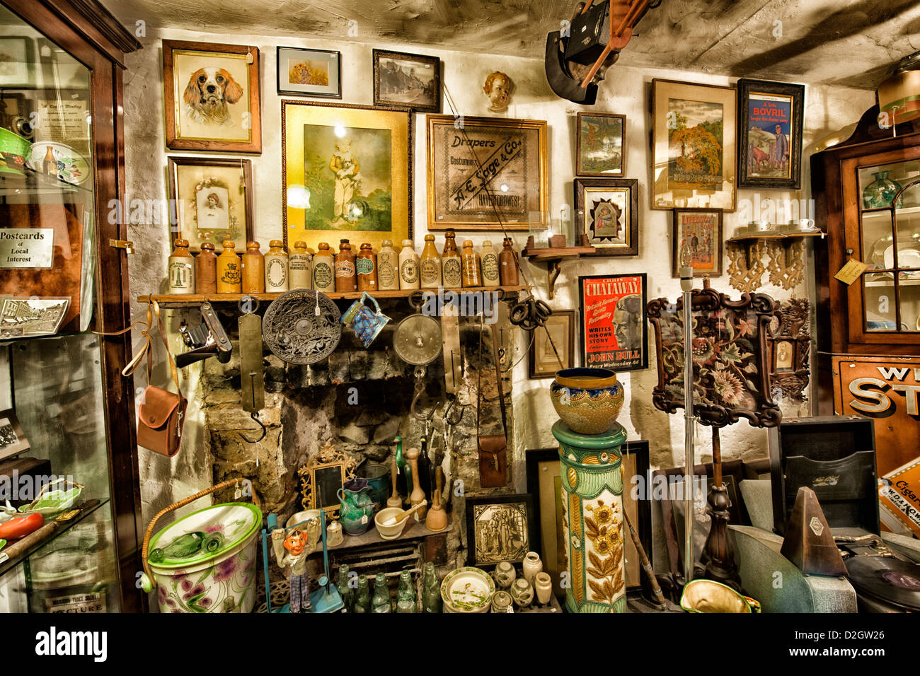 Trödel, Antiquitäten, Sammlerstücke auf Anzeige für den Verkauf im Shop, West Wales, Wales, UK. Stockfoto