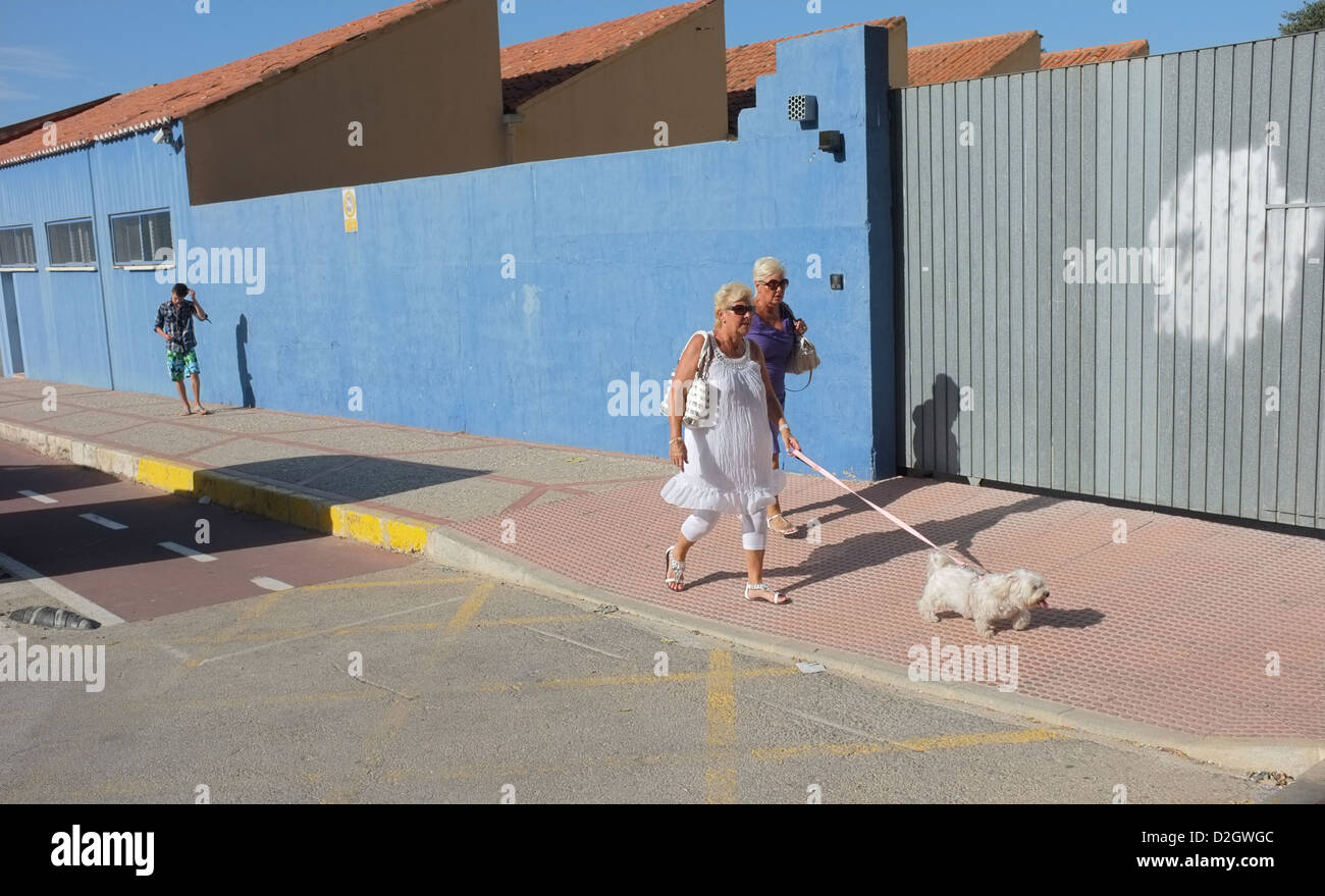 Zwei Frauen gehen ihren Hund an einem heißen Tag in Spanien Stockfoto