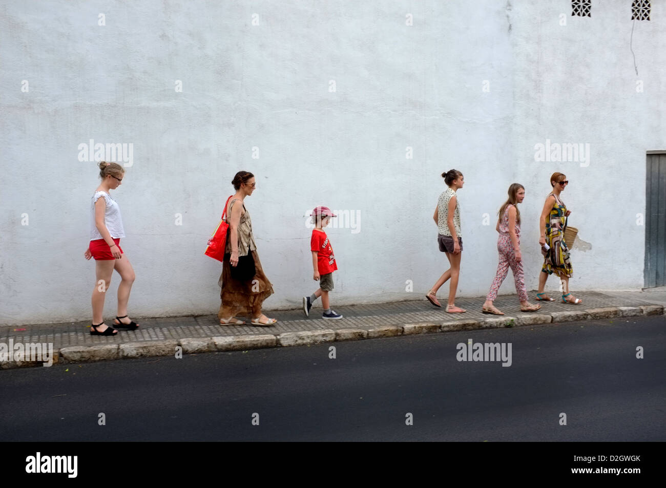 Zwei Mütter im Urlaub in Spanien mit ihren 4 Kindern. Stockfoto