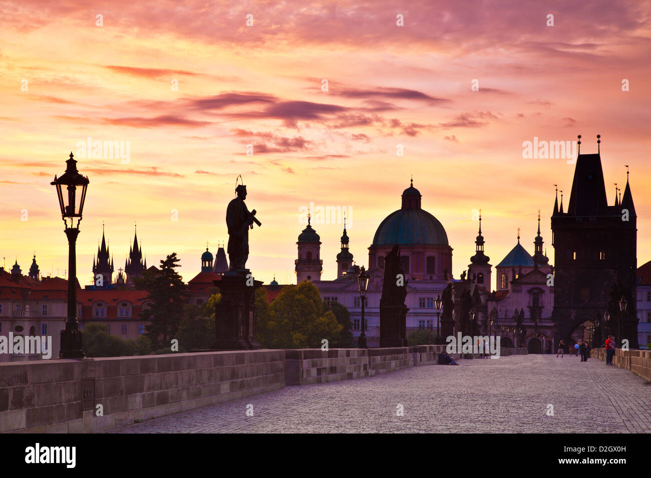 Charles Brücke, illuminierte Most in Prag, Praha, bei Sonnenaufgang Stockfoto