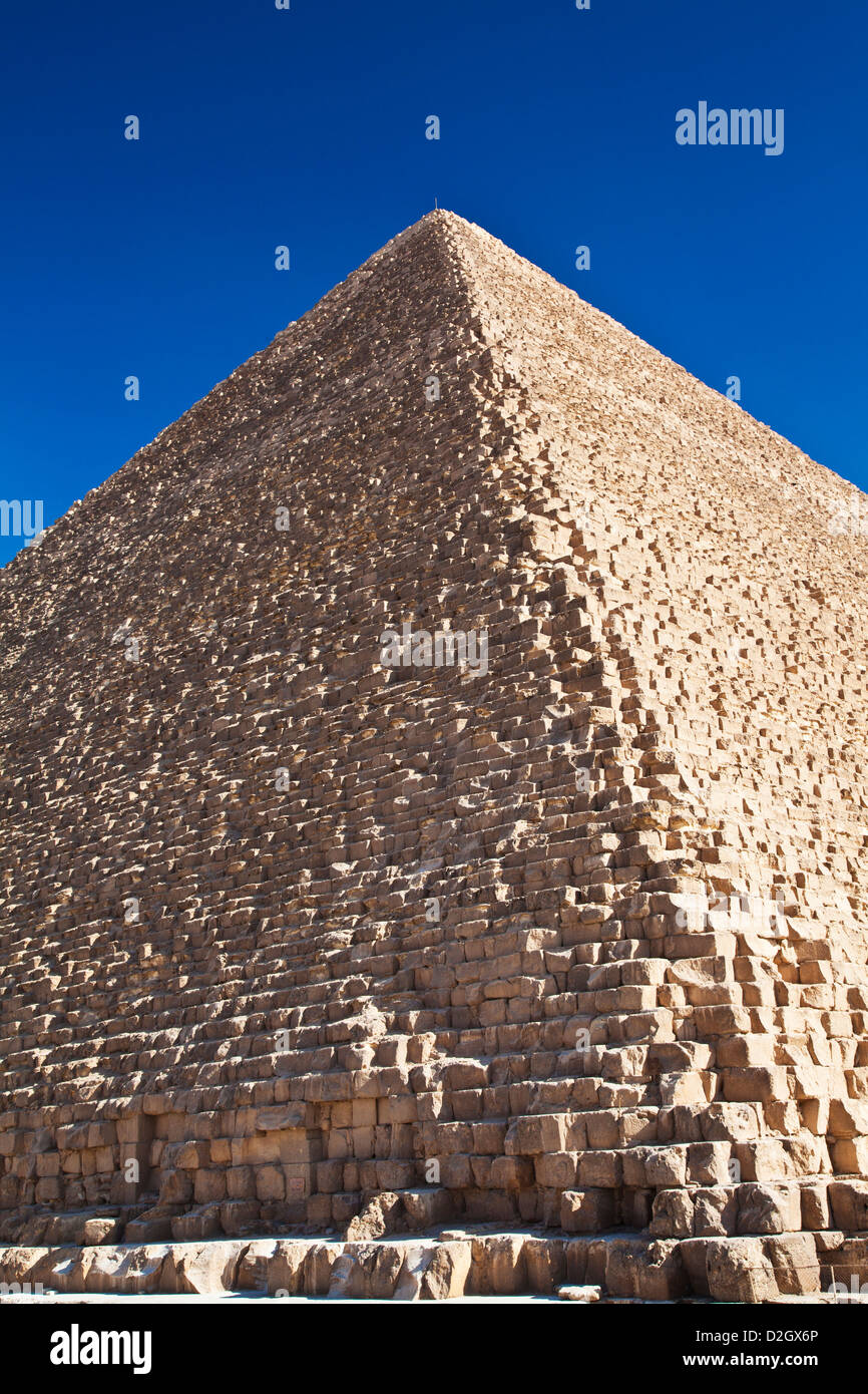 Große Pyramide, Pyramide von Khufu oder Cheops, die älteste und größte der drei Pyramiden in der Nekropole von Gizeh nahe Kairo, Ägypten. Stockfoto