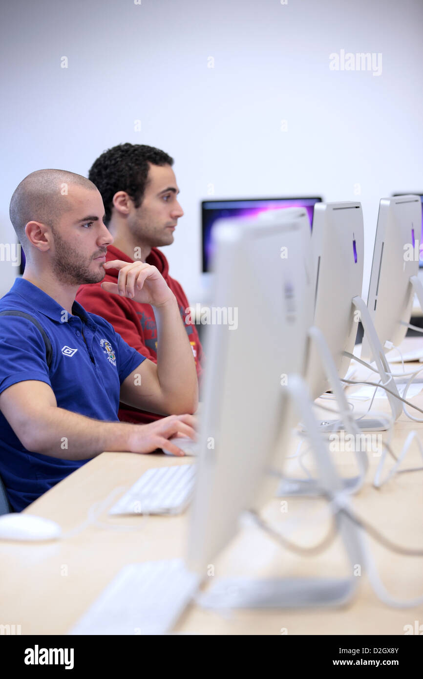 Zwei männliche Studenten mit iMac Apple-Computern. Computer / es Zimmer in University, UK. Stockfoto
