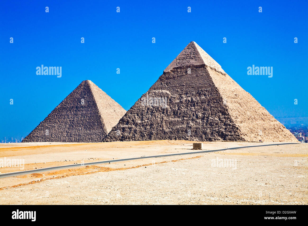 Die Cheops-Pyramide oder Khufu (links) und die Pyramide von Khafre oder Chefren in der Nekropole von Gizeh in Kairo, Ägypten Stockfoto