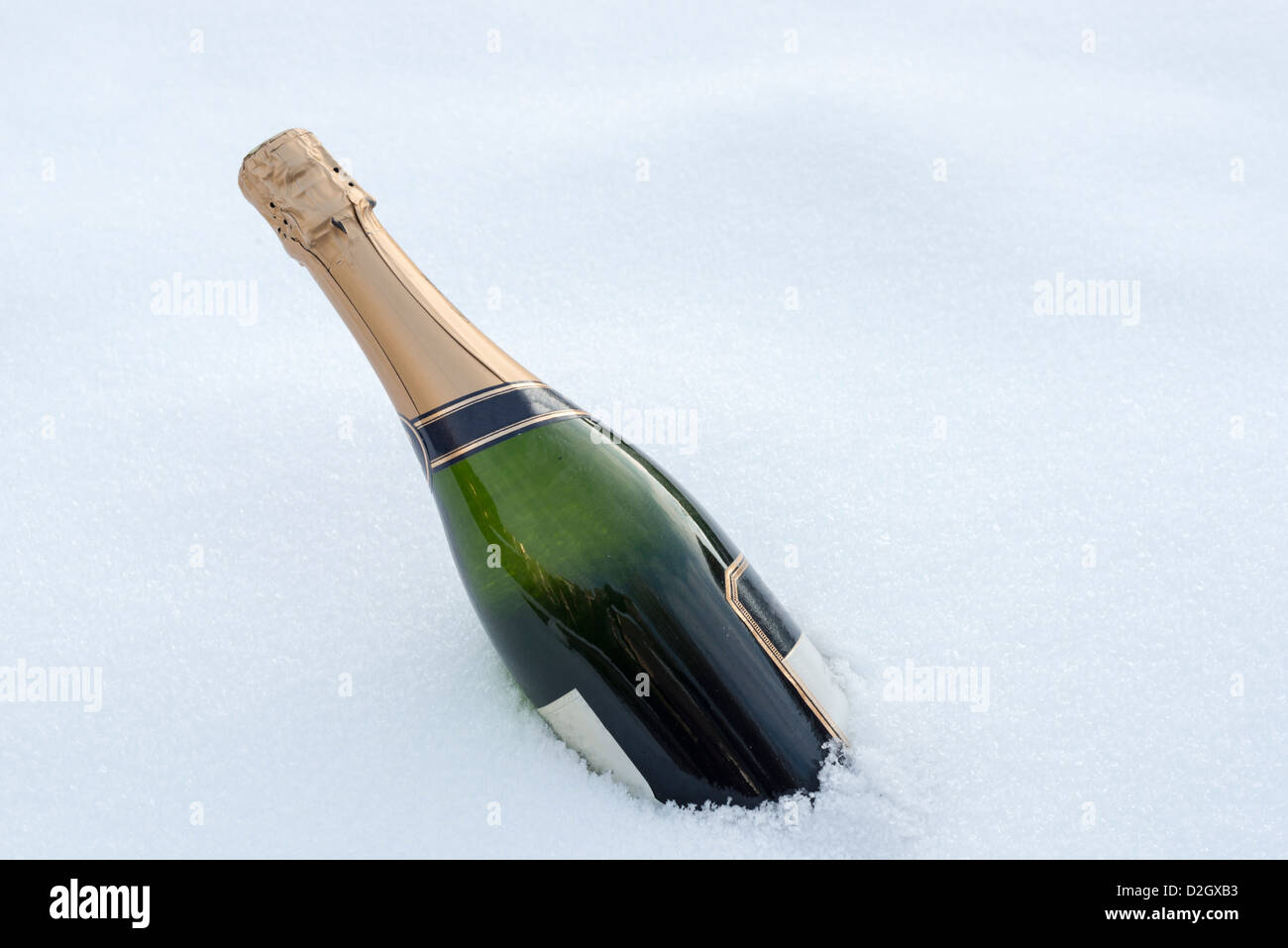 volle Flasche Champagner im Winterschnee Stockfoto