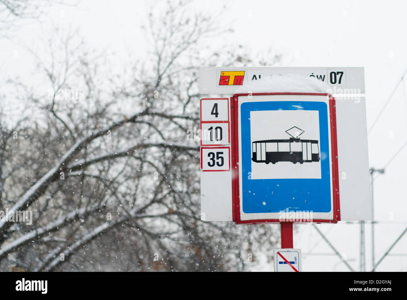 Warschau, Polen, 24. Januar 2013. Heftige Schneefälle in Warschau.  Pendler und Stadt transportieren Verwitterung der neuesten Schneefall Stockfoto