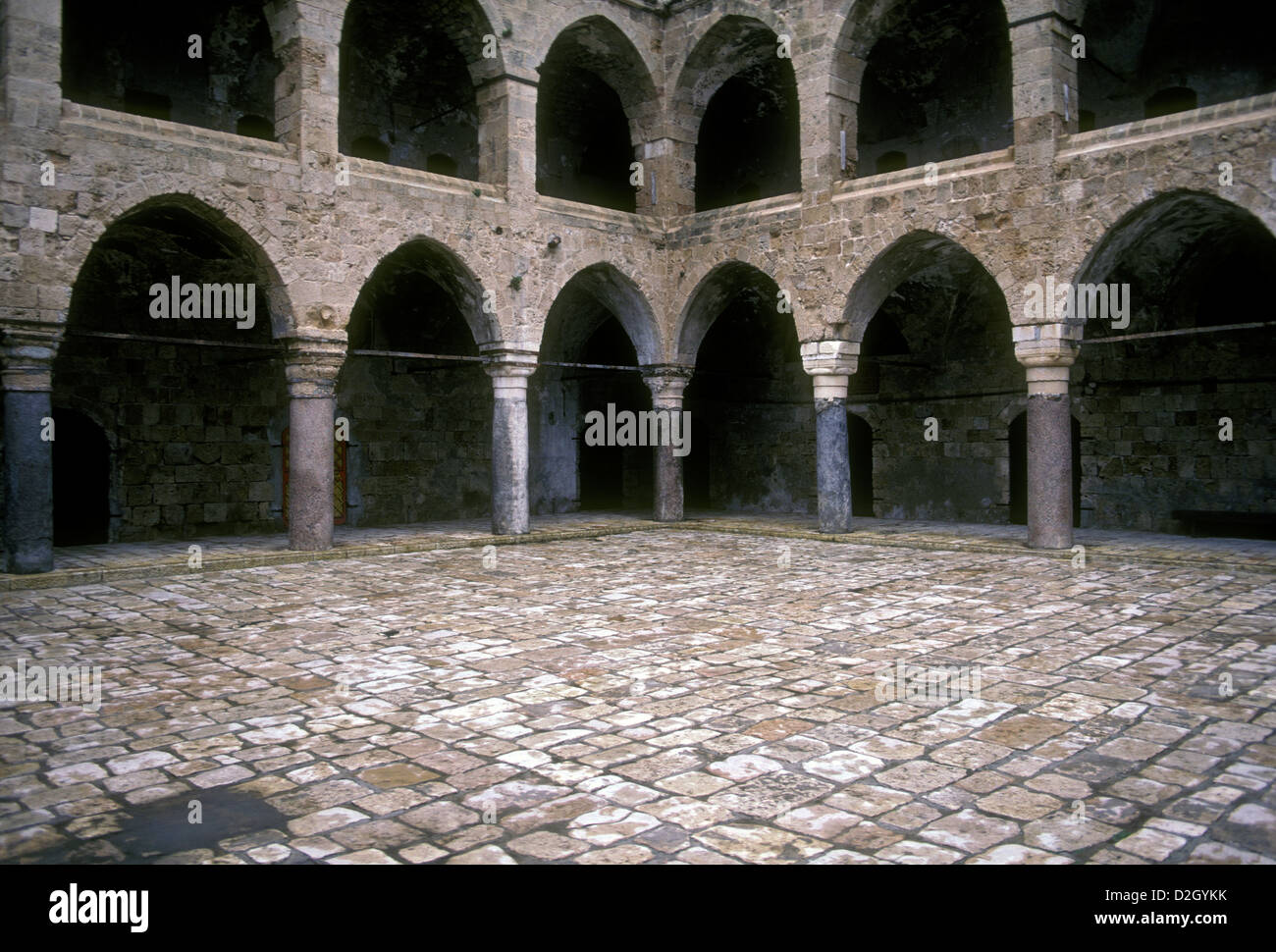 Innenhof des Khan al-Umdan Inn der Spalten in der Altstadt von Akko, Israel Stockfoto