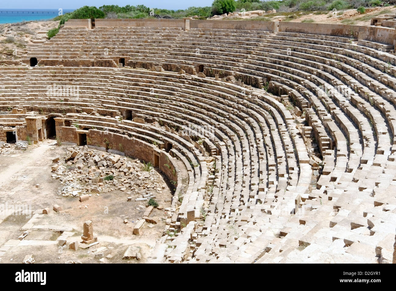 Leptis Magna. Libyen. Das römische Amphitheater neben dem libyschen und Mittelmeer. Ursprünglich gebaut, um AD 56. Stockfoto