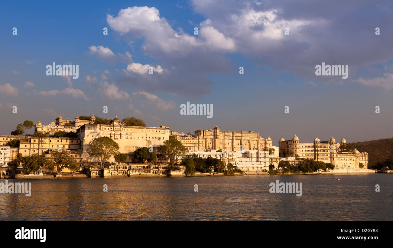 Indien, Rajasthan, Udaipur, Ansicht des Stadtschlosses und Pichola-See im goldenen Abendlicht Stockfoto