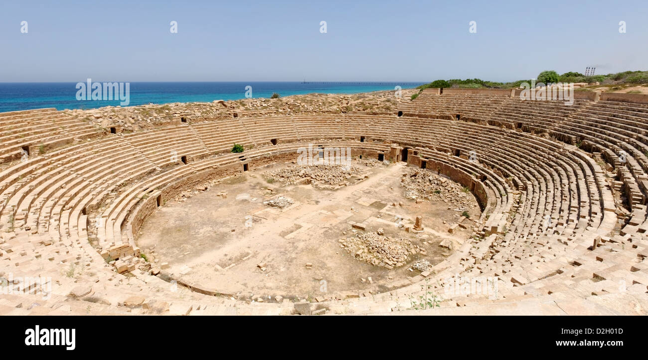 Leptis Magna. Libyen. Das römische Amphitheater neben dem libyschen und Mittelmeer. Ursprünglich gebaut, um AD 56. Stockfoto