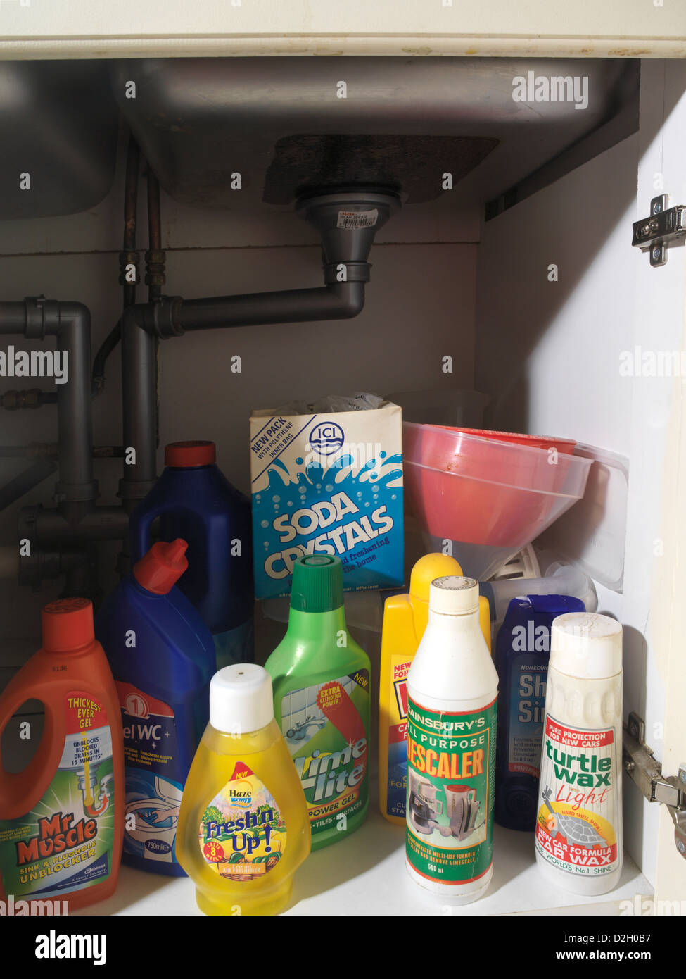 Verschiedene giftige Reinigungsmittel unter Küche Spüle Stockfotografie -  Alamy