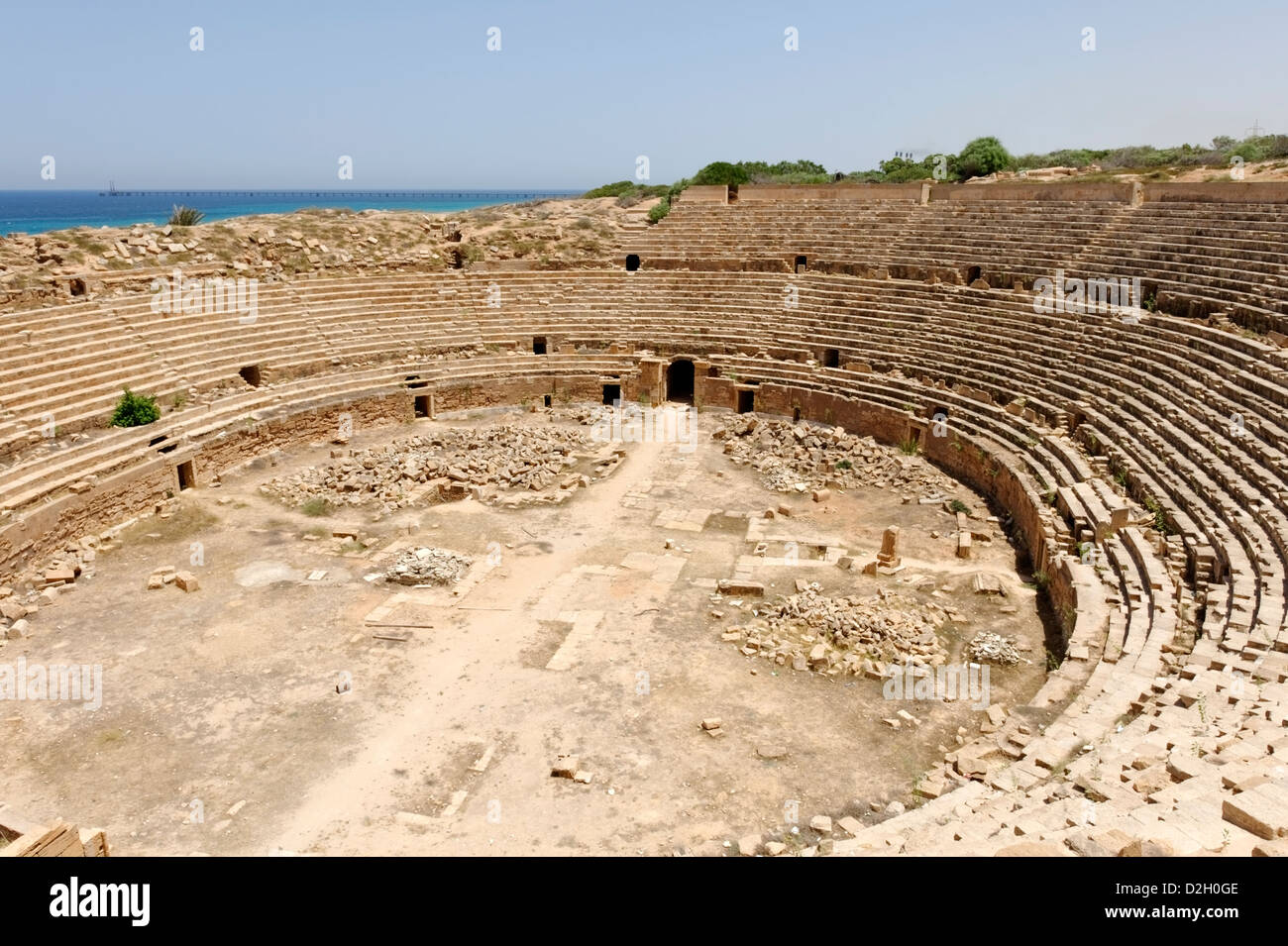 Leptis Magna. Libyen. Das römische Amphitheater neben dem libyschen und Mittelmeer. Ursprünglich gebaut, um AD 56. Stockfoto