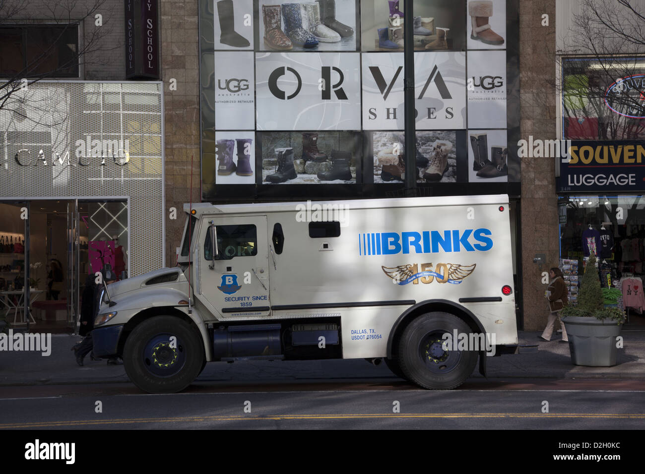Gepanzerte Lastwagen abholen Geld & Wertsachen sind einem gemeinsamen Standort in Midtown Manhattan. Stockfoto