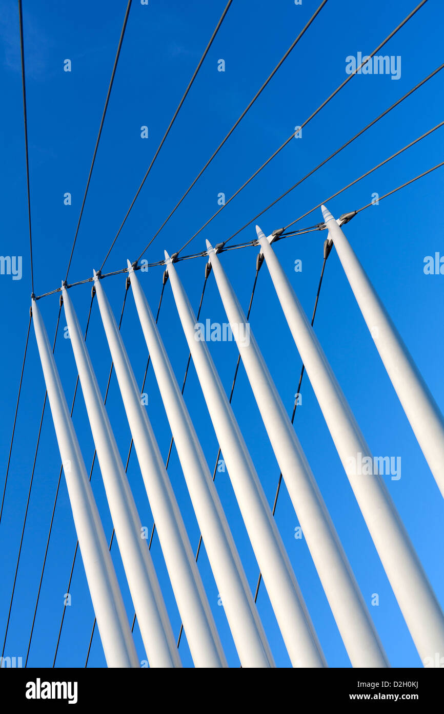 England, Greater Manchester, Salford Quays, Detail der Hängebrücke in der Media City Stockfoto