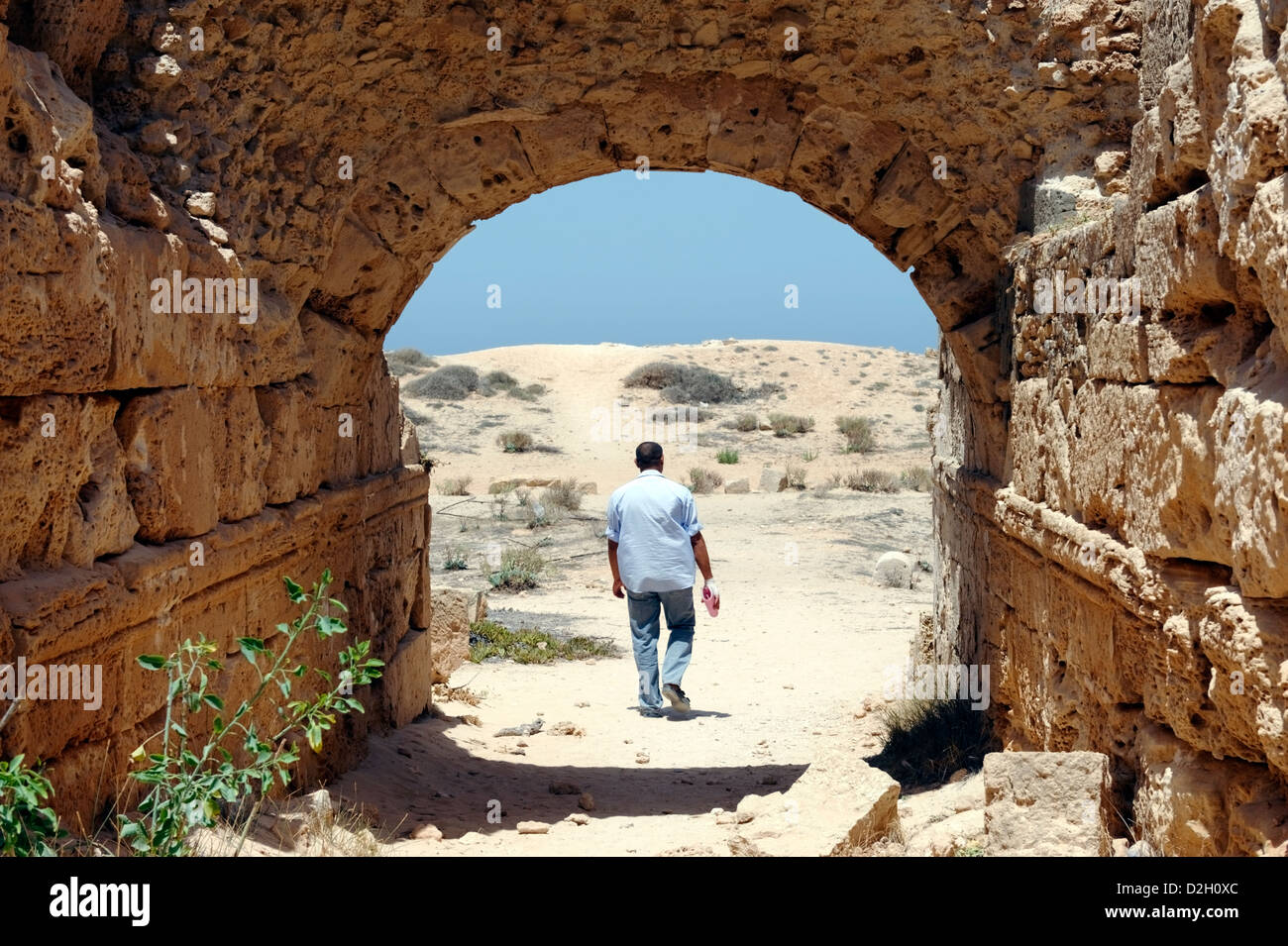 Leptis Magna. Libyen. Mann zu Fuß durch den Eingang zum Roman Circus oder Hippodrom Stockfoto
