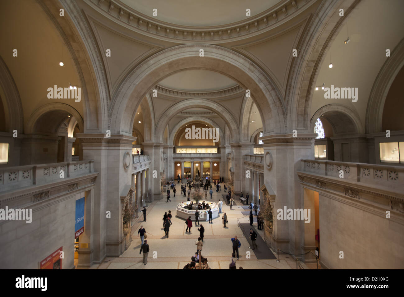 Die schönen Bögen im Haupteintrag Saal im Metropolitan Museum of Art in New York City. Stockfoto