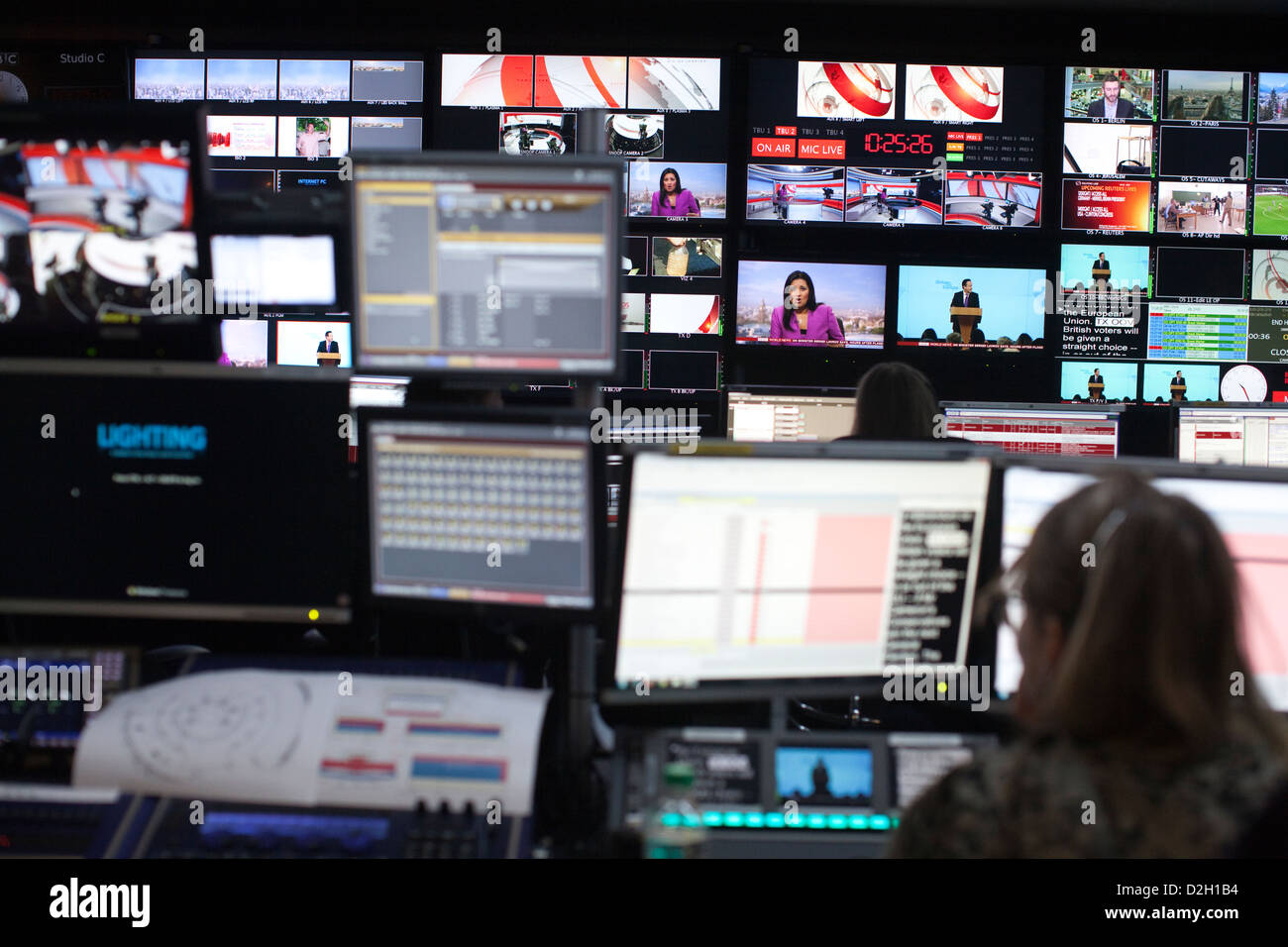Hightech-Schnittplatz auf BBC Global News Newsroom, British Broadcasting House, Portland Place, London, Vereinigtes Königreich Stockfoto