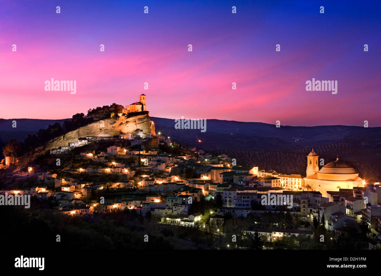 Spanien, Andalusien, Montefrio, Blick über die Stadt in der Abenddämmerung Stockfoto