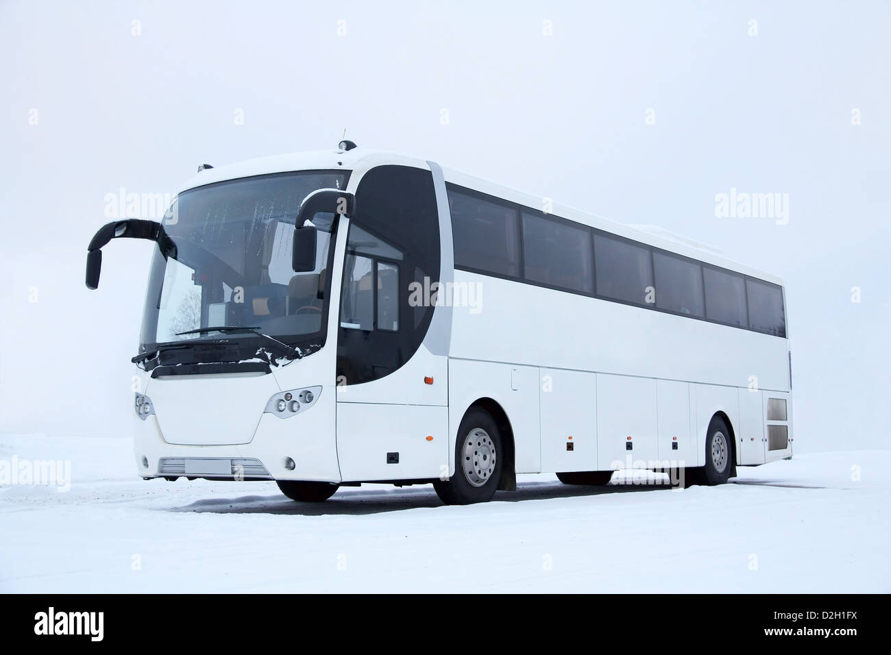 Weißer Bus im winter Stockfoto