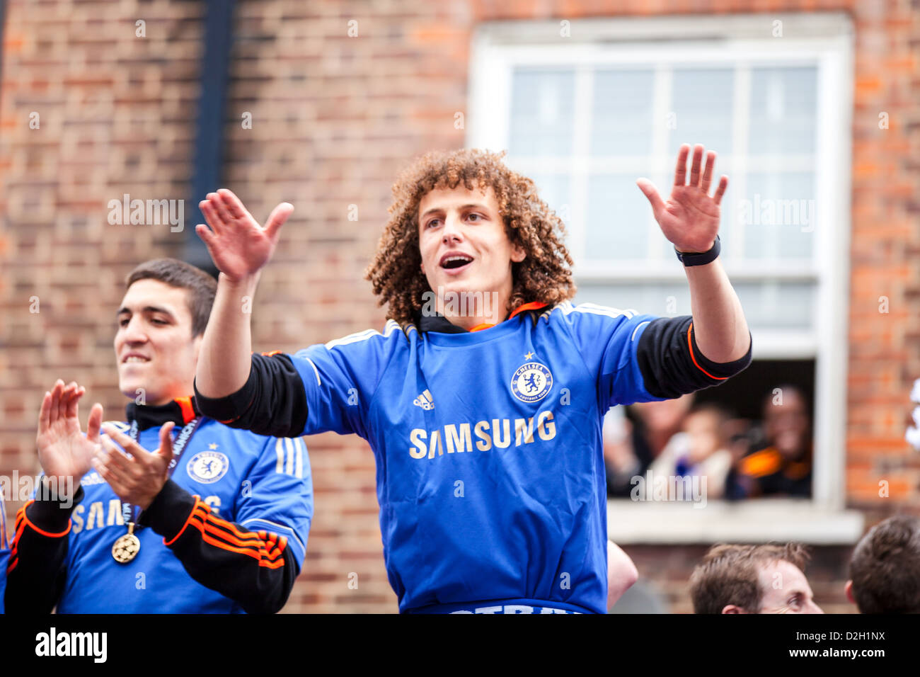 David Luiz "Wellenlinien" dem Publikum während der Parade Siegesfeiern in SW6 für FC Chelsea das Champions League Finale Stockfoto