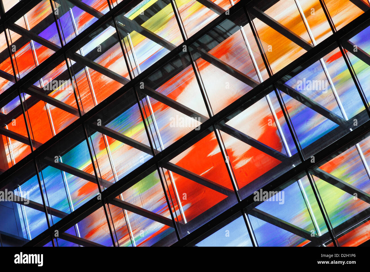 Farbige Glaswand in der Mediapark in Hilversum, Niederlande Stockfoto