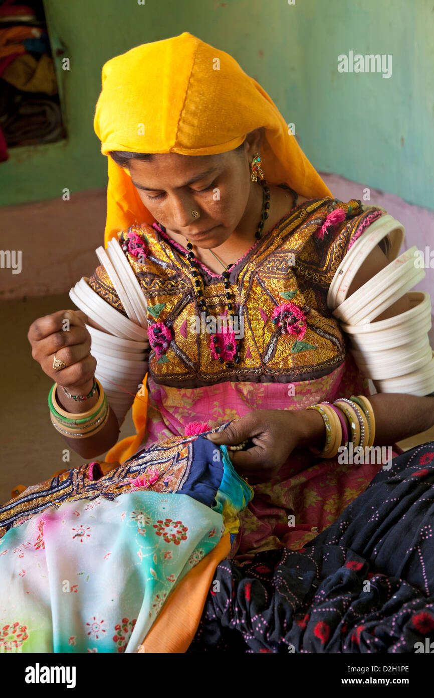 Indien, Rajasthan, Thar-Wüste, Frau im traditionellen Rajasthani Kostüm nähen Stockfoto