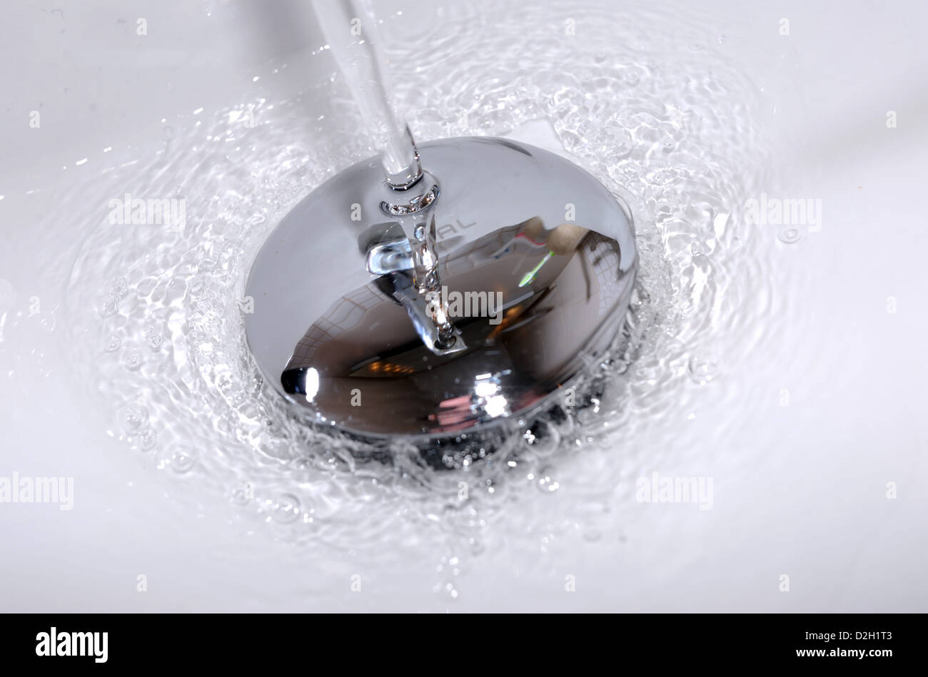 Wasser läuft ein Badezimmer Waschbecken Abfluss Stockfoto