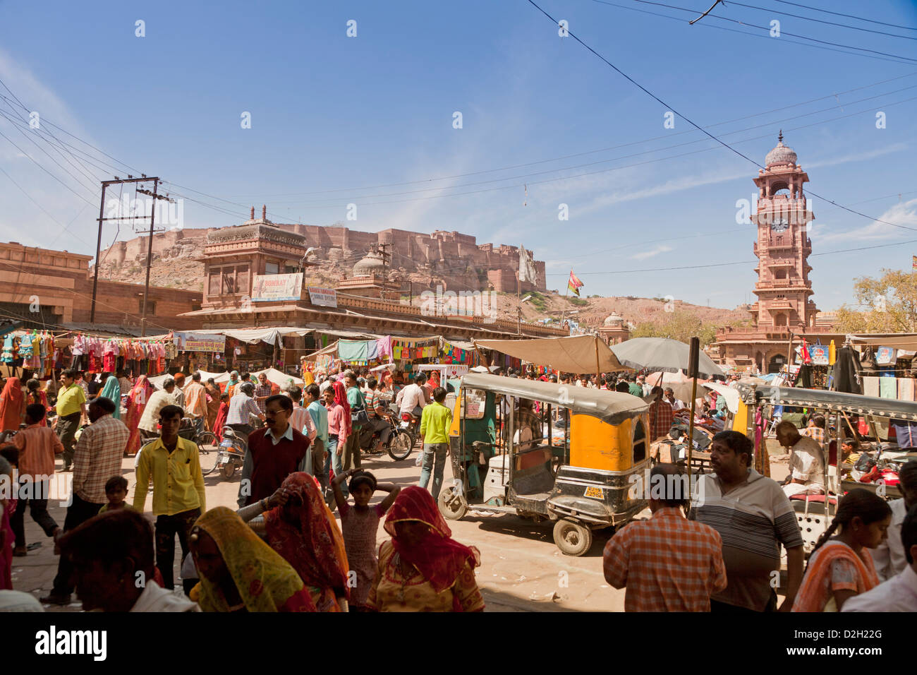 Indien, Rajasthan, Jodhpur, Sadar Markt, Uhrturm und Meherangarh Fort in Ferne Stockfoto