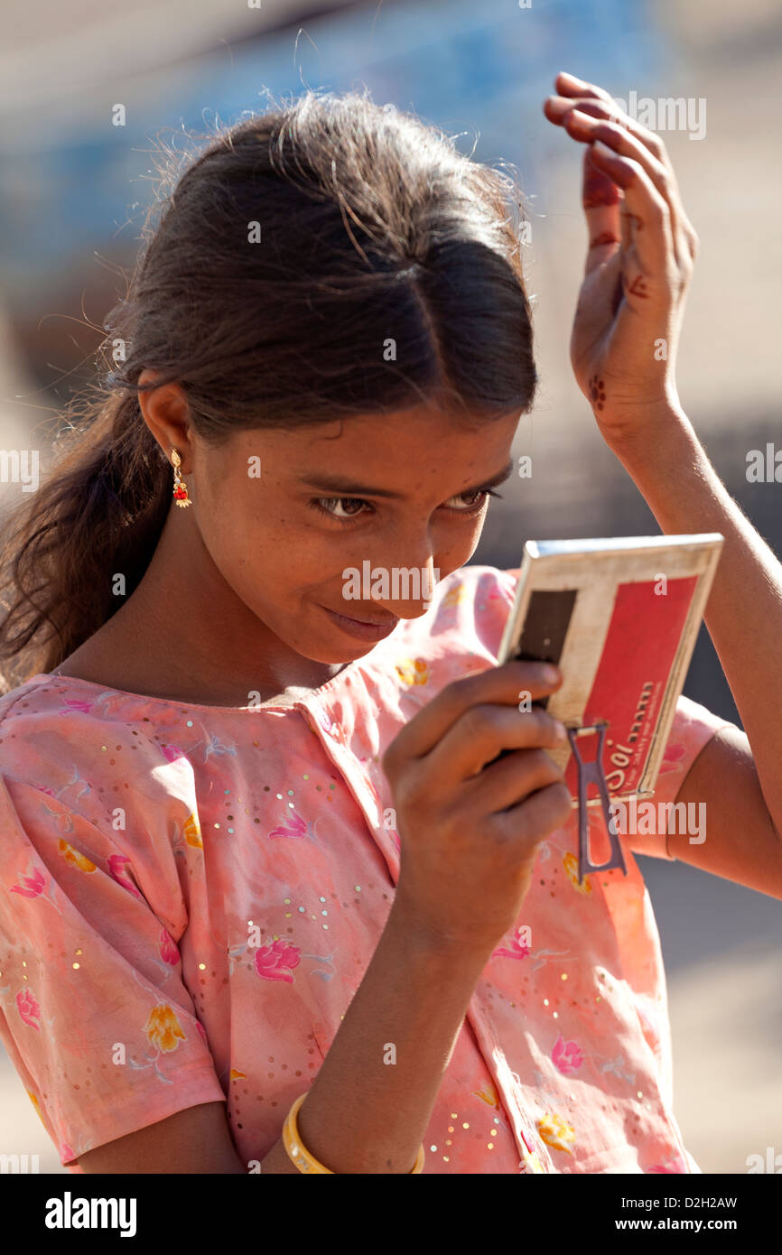Indien, Rajasthan, Jodhpur, jungen Dorfmädchen mit Handspiegel Stockfoto