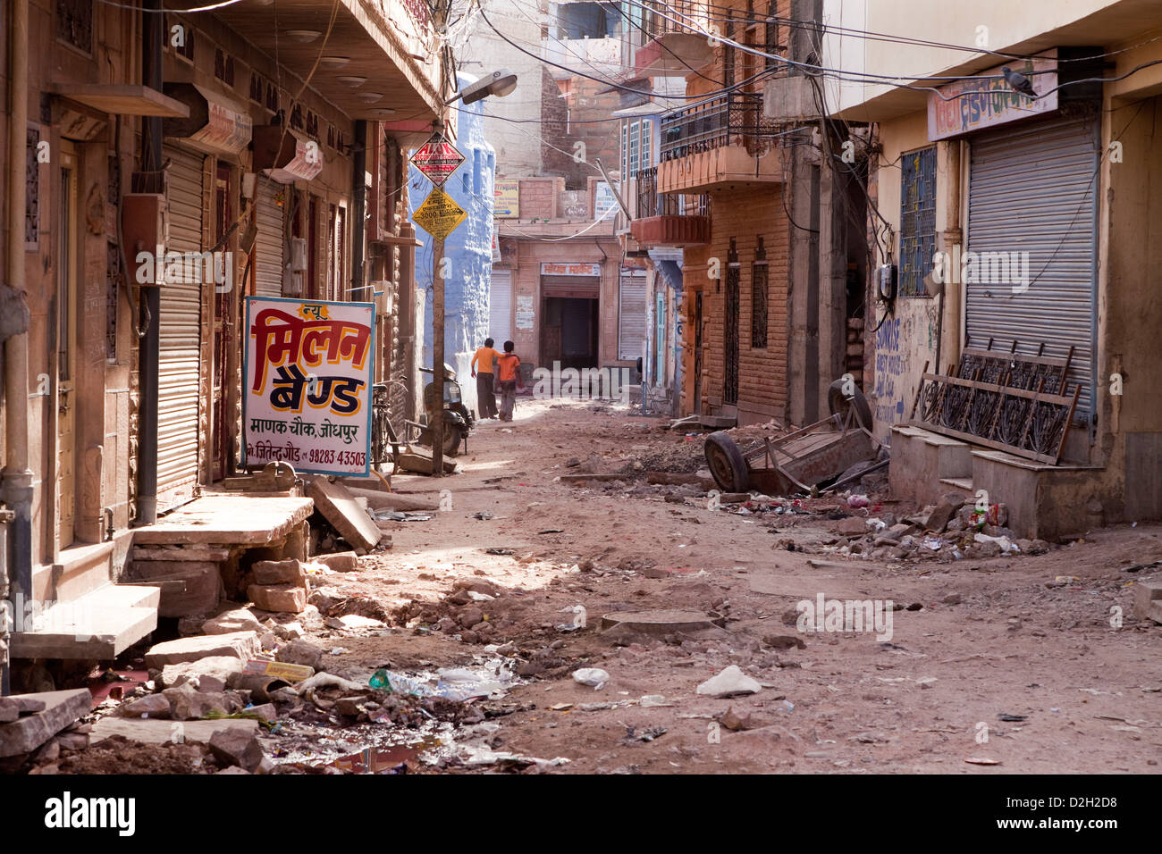 Indien, Rajasthan, Jodhpur, zwei jungen hinunter verfallene Straße Stockfoto