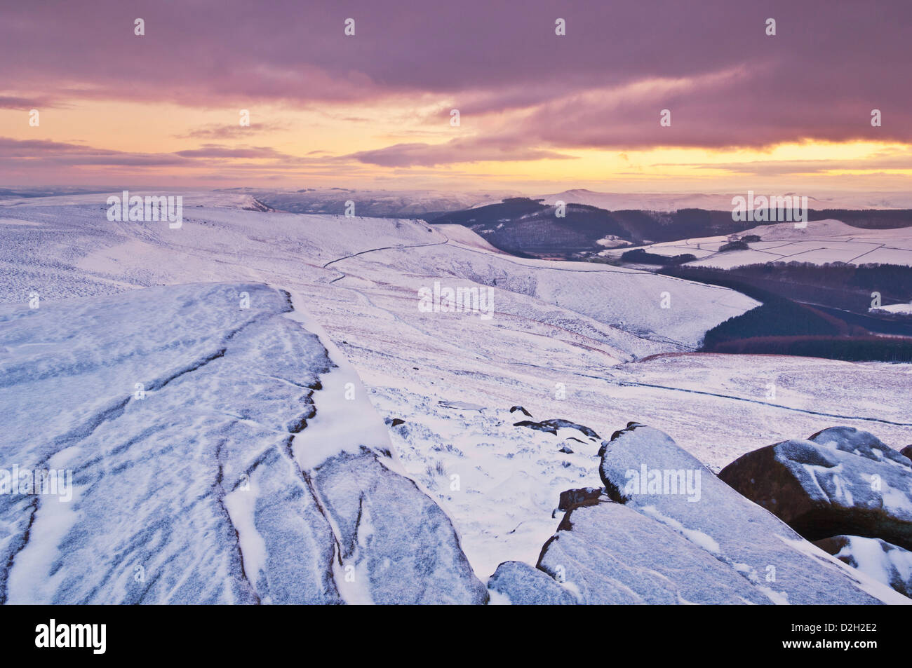 Schnee am frühen Morgen hochkant Froggatt Derbyshire Peak District National Park Calver England UK GB EU Europa Stockfoto