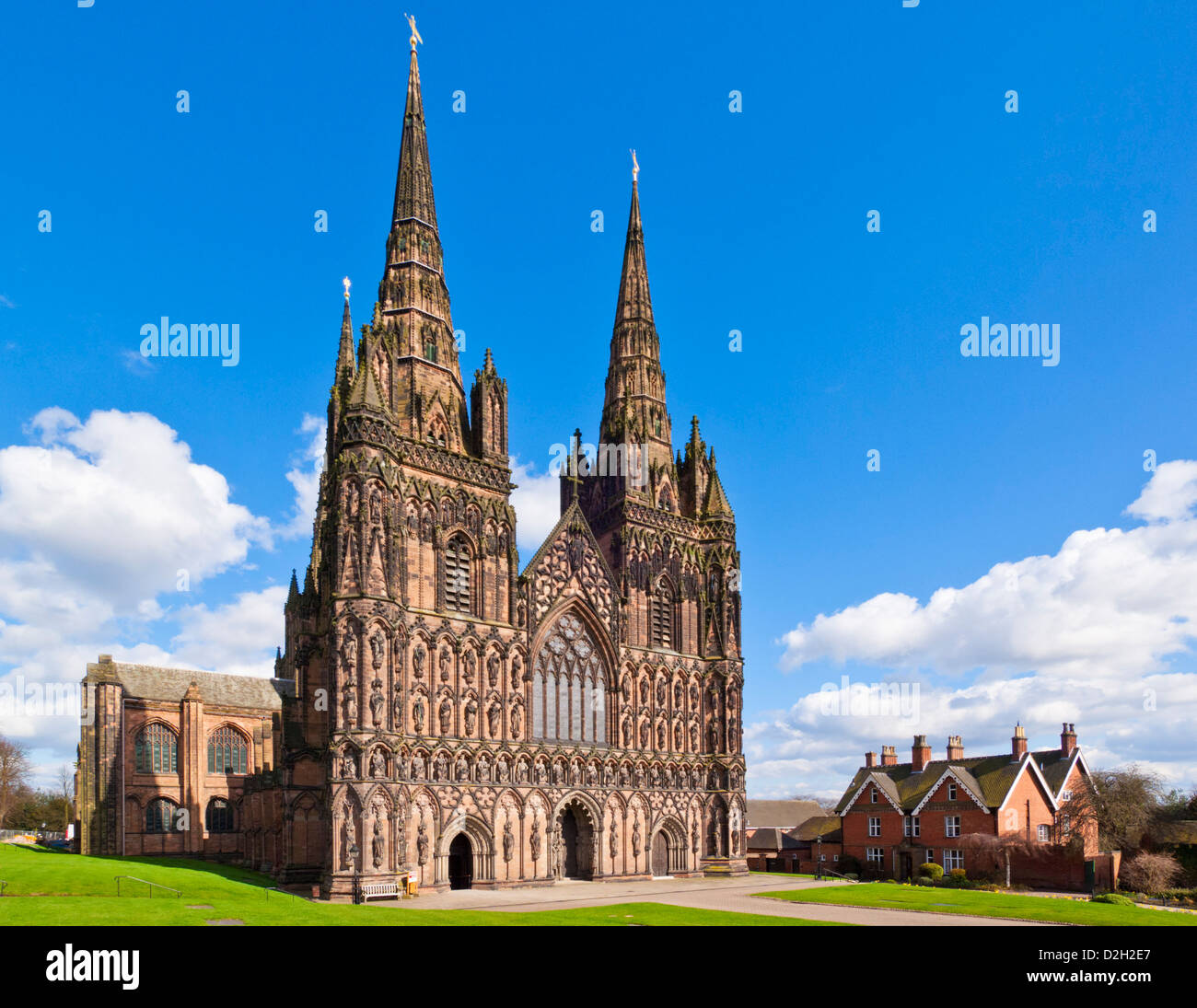 Lichfield Kathedrale Westfassade mit Schnitzereien St. Chad und Saxon und normannischen Könige Staffordshire England UK GB EU Europa Stockfoto
