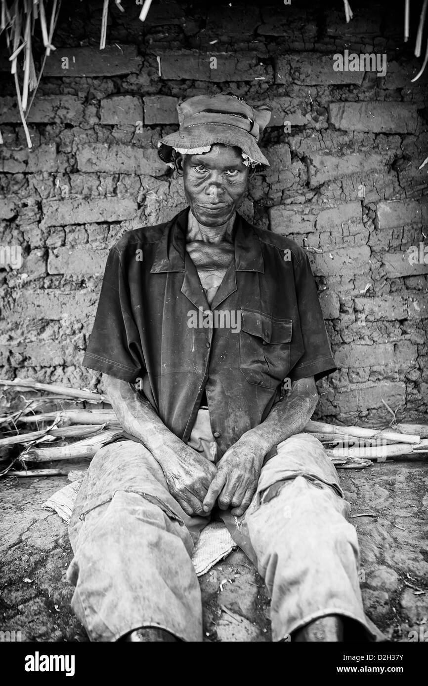 Ein taubstummer Mann aus einem kleinen Dorf in Uganda. Stockfoto