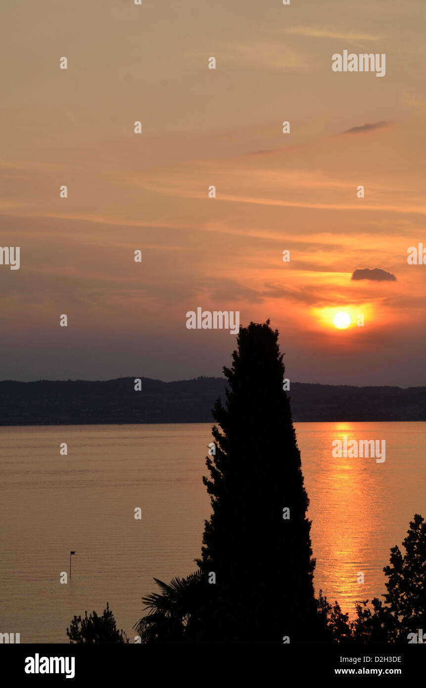 Sonnenuntergang über dem Gardasee, Italien, Europa Stockfoto