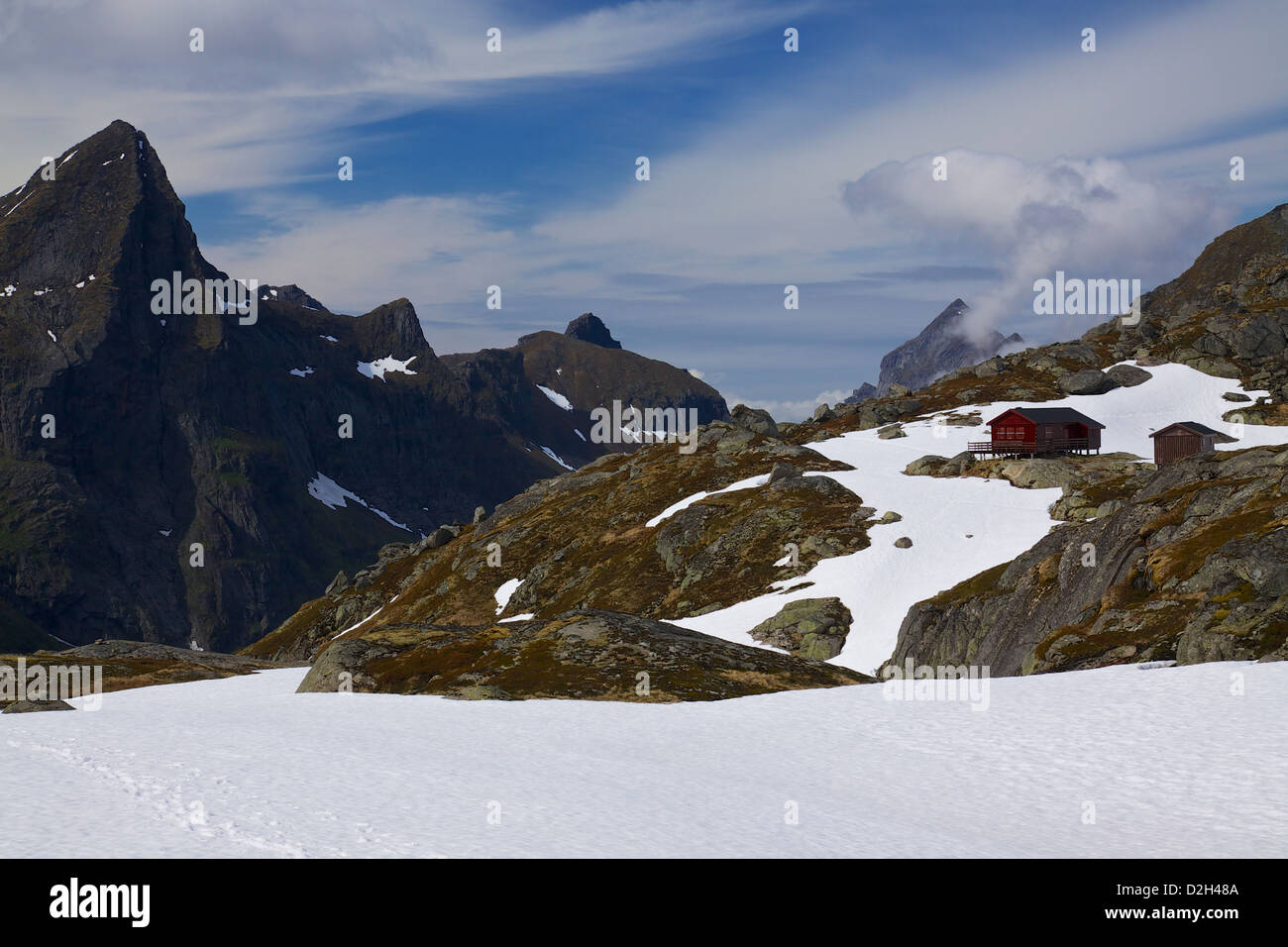 Malerische Hütte Munkebu auf Lofoten in Norwegen im Frühsommer Stockfoto