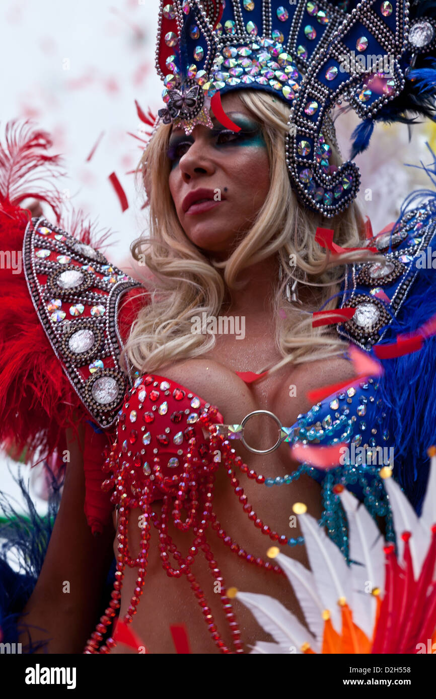 Eine weibliche Darstellerin während der Notting Hill Carnival 2011 Stockfoto