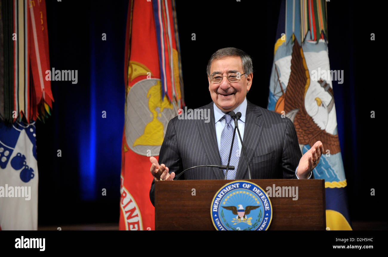 Arlington, Virginia, USA. 24. Januar 2013. US-Verteidigungsminister Leon Panetta liefert Bemerkungen während der 28. jährliche Begehung des Martin Luther King Jr. im Pentagon Auditorium 24. Januar 2013 in Arlington, VA. Panetta soll offiziell Frauen im Kampf im Laufe des Tages die Beschränkungen aufheben. Bildnachweis: Planetpix / Alamy Live News Stockfoto