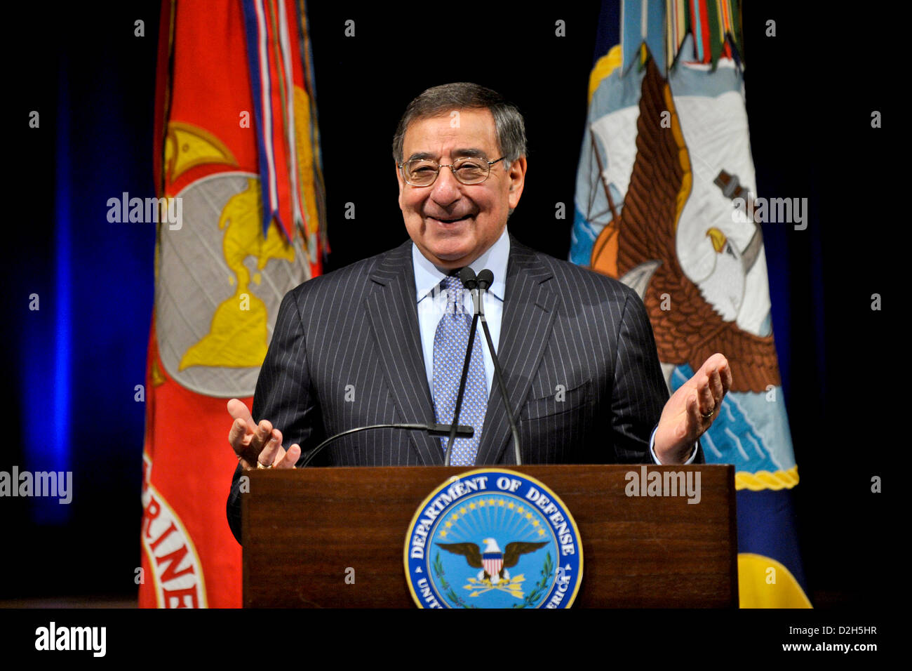 Arlington, Virginia, USA. 24. Januar 2013. US-Verteidigungsminister Leon Panetta liefert Bemerkungen während der 28. jährliche Begehung des Martin Luther King Jr. im Pentagon Auditorium 24. Januar 2013 in Arlington, VA. Panetta soll offiziell Frauen im Kampf im Laufe des Tages die Beschränkungen aufheben. Bildnachweis: Planetpix / Alamy Live News Stockfoto