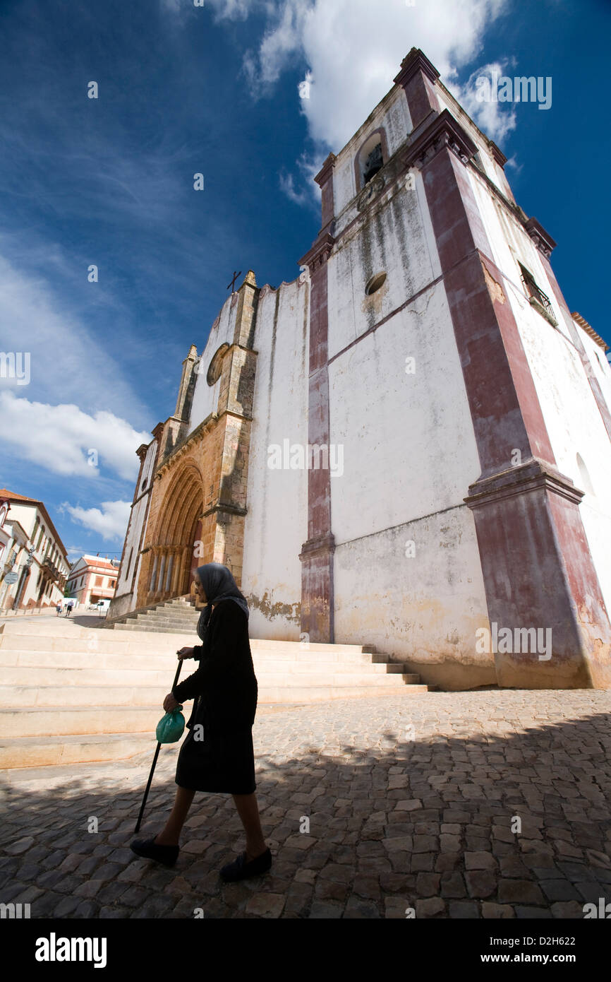 Silves, Portugal, eine alte Frau vor der Misericordia Kirche Stockfoto